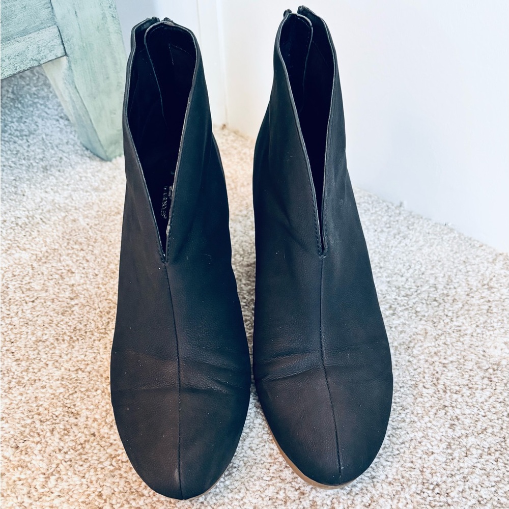 A2 by Aerosoles Gravity V-Cut Opening Ankle Boots Size 9.5 M Black - Picture 7 of 9